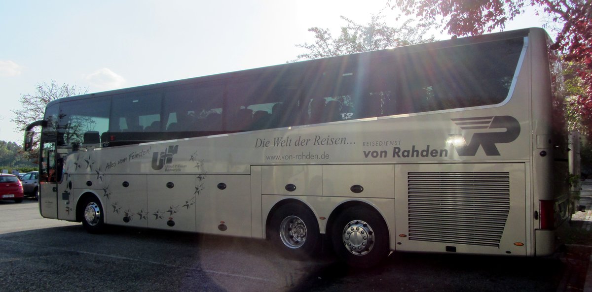 Van Hool von Von-Raden Reisen aus der BRD 09/2017 in Krems.