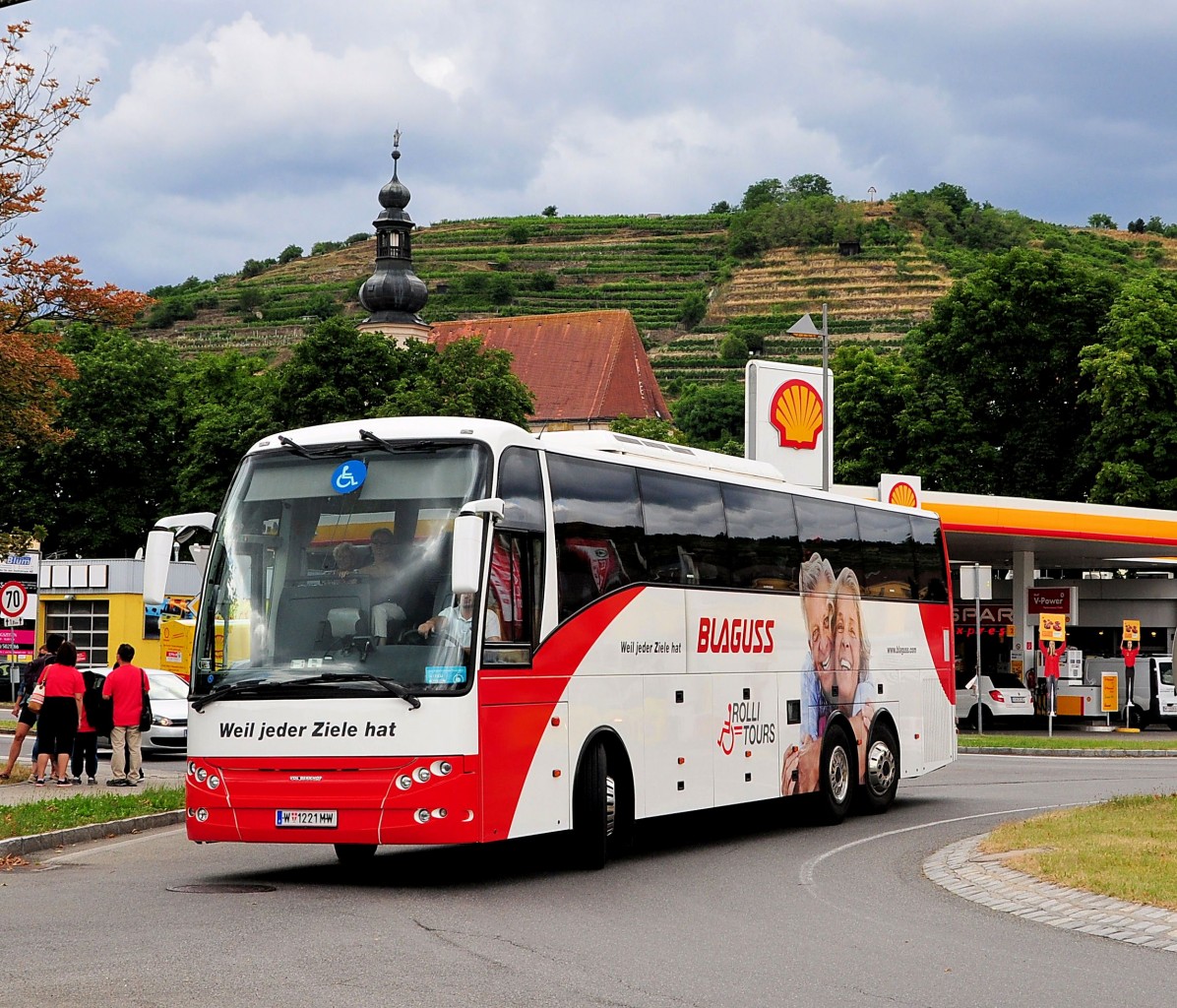 VDL Berkhof von Blaguss Reisen aus Wien (Rolli Tour=Lift fr Menschen mit Behinderung) in Krems gesehen.