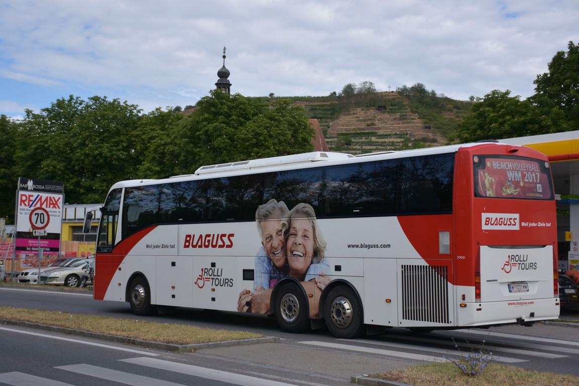 VDL Berkhof mit Hebebhne (Rolli Tours) von Blaguss Reisen aus Wien 07/2017 in Krems.