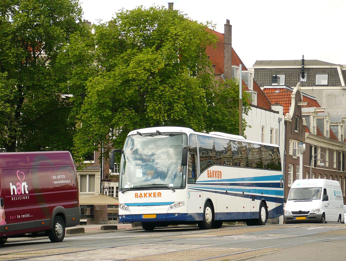 VDL-Berkhof SB4000 Reisebus Baujahr 2007 der Firma Bakker. Prins Hendrikkade, Amsterdam 18-06-2014.

VDL-Berkhof SB4000 reisbus bouwjaar 2007 van de firma Bakker. Prins Hendrikkade, Amsterdam 18-06-2014.