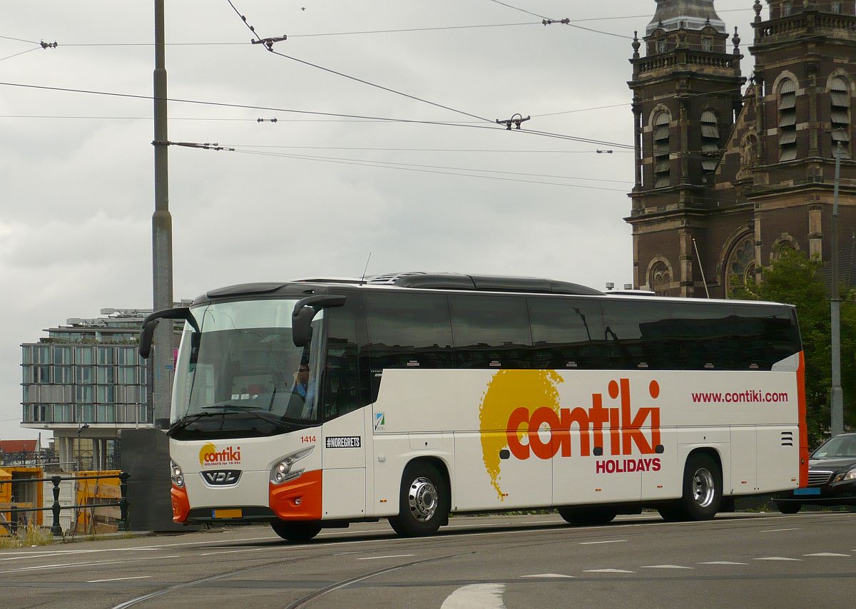 VDL Futura FHD2 Reisebus der Firma Contiki Baujahr 2014. Prins Hendrikkade, Amsterdam, Niederlande 18-06-2014.

VDL Futura FHD2 reisbus van de firma Contiki Baujahr 2014. Prins Hendrikkade, Amsterdam 18-06-2014.