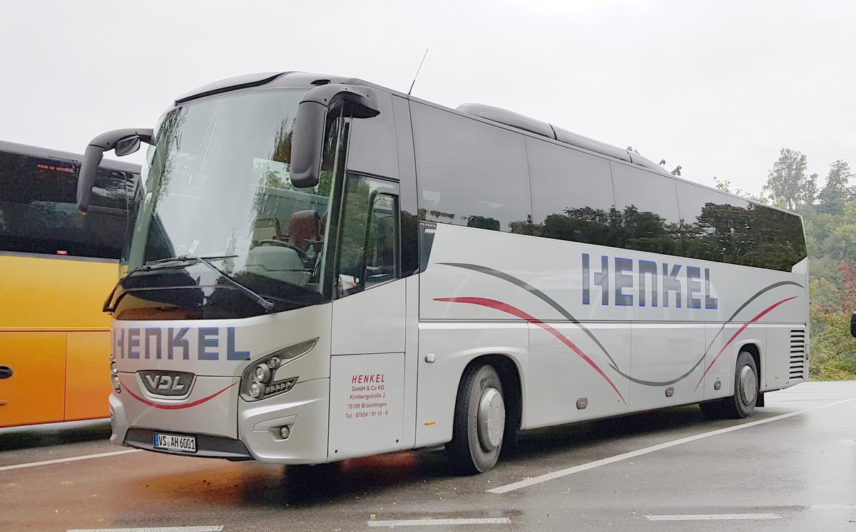 VDL Futura von HENKEL-Reisen steht am Rheinfall im Oktober 2019