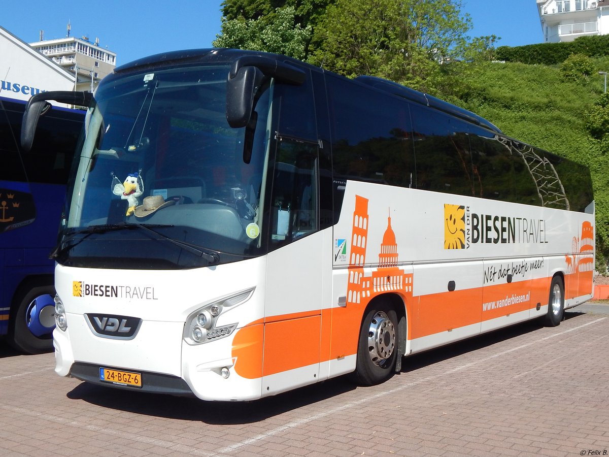 VDL Futura von Kupers/Biesen Travel aus den Niederlanden im Stadthafen Sassnitz.