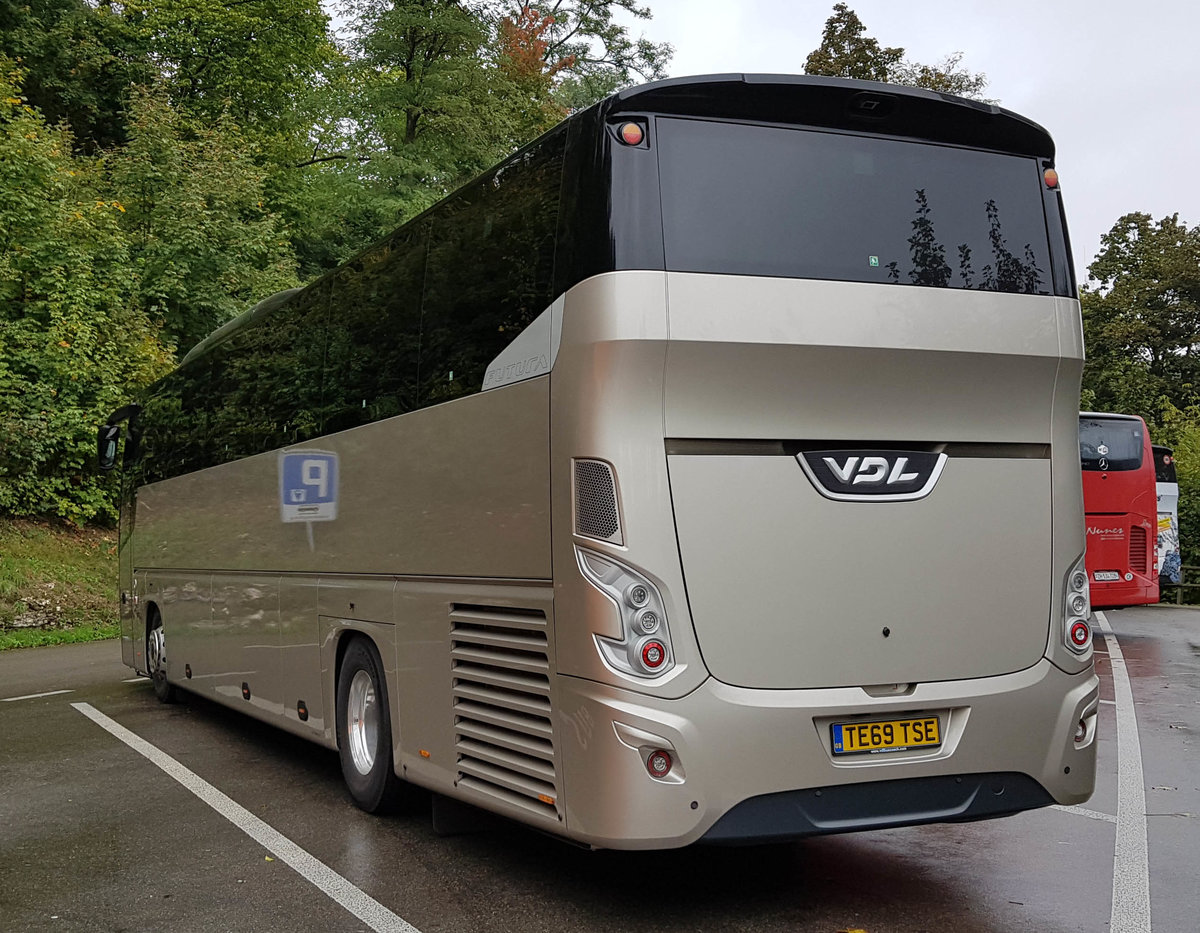 VDL Futura von STAR TOURS aus Grobritannien steht im Oktober 2019 am Rheinfall