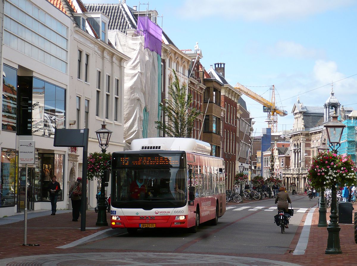 Veolia Bus 6660 MAN Lion's City Baujahr 2009. Breestraat, Leiden 06-09-2015.

Veolia bus 6660 MAN Lion's City bouwjaar 2009. Breestraat, Leiden 06-09-2015.