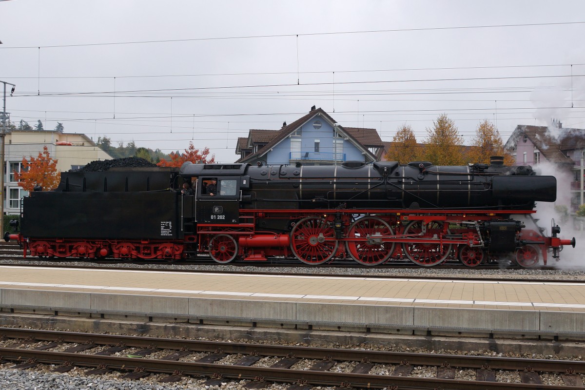 Verein Pacific 01 202: Tag der offenen Remisentore mit 01 202 und DBB Ec 3/5 5810 in Lyss am 10. Oktober 2015.
Foto: Walter Ruetsch