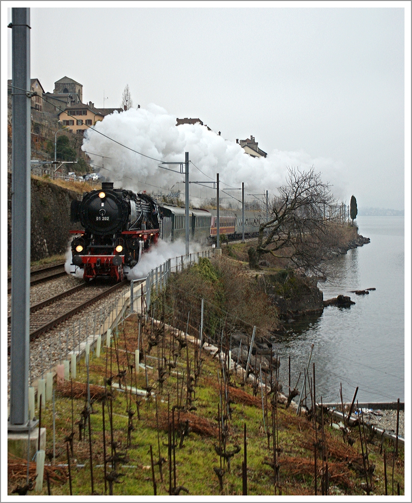 Version 1:
Die  Pacific  01 202 mit den  Alpine Steam Express  bei St-Saphorin am 19. Jan. 2014. 
Aufnahme und Copyright Stefan Wohlfahrt
