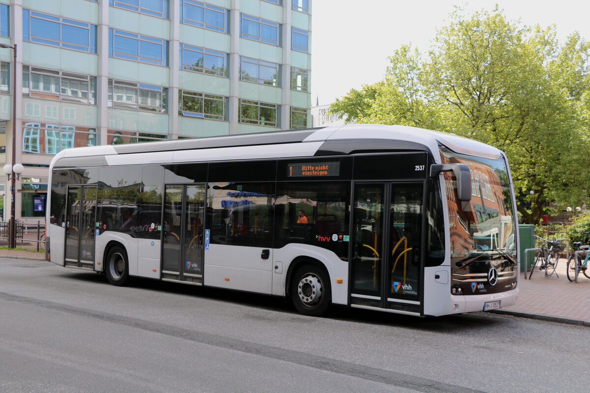 VHH Hamburg - Nr. 2537/HH-V 8537 - eMercedes am 10. Mai 2025 in Hamburg, Busbahnhof HH-Altona (Aufnahme: Martin Beyer)