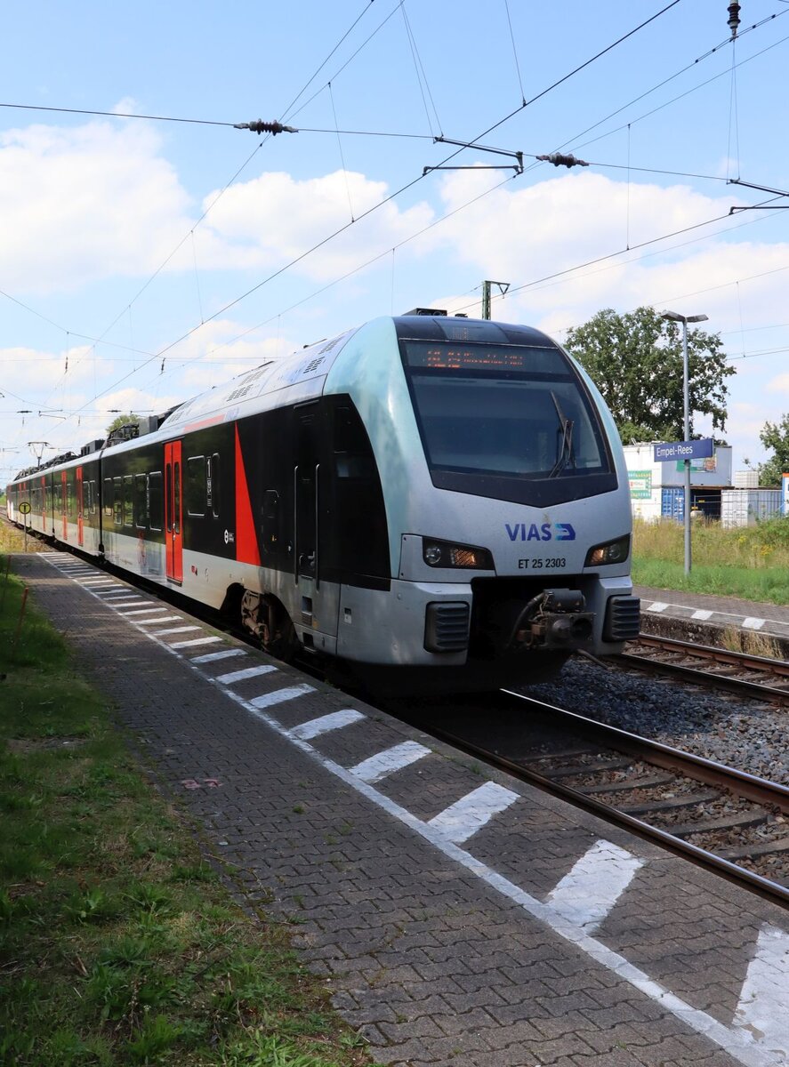 VIAS Triebzug ET 25 2303 Gleis 1 Bahnhof Empel-Rees 11-07-2024.

VIAS treinstel ET 25 2303 spoor 1 station Empel-Rees 11-07-2024.