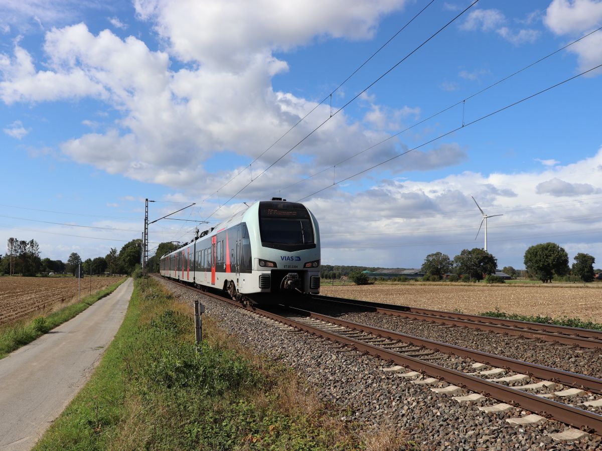 VIAS Triebzug ET 25 2304 Bahnbergang Wasserstrasse, Hamminkeln 16-09-2022.

VIAS treinstel ET 25 2304 overweg Wasserstrasse, Hamminkeln 16-09-2022.