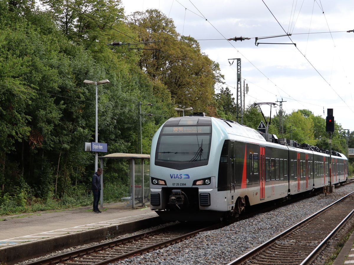 VIAS Triebzug ET 25 2304 Gleis 2 Bahnhof Empel-Rees 16-09-2022.

VIAS treinstel ET 25 2304 spoor 2 station Empel-Rees 16-09-2022.