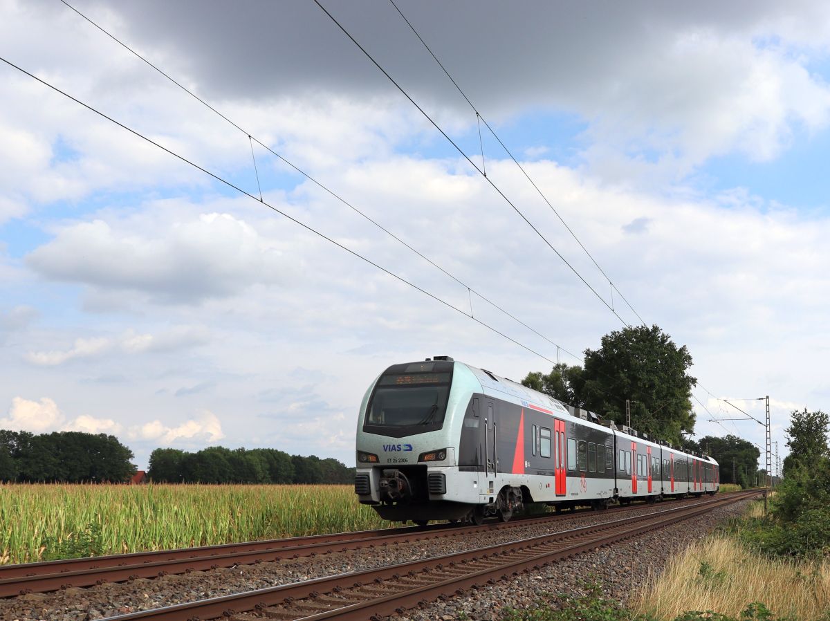 VIAS Triebzug ET 25 2306 bei Bahnbergang Wasserstrasse, Hamminkeln 18-08-2022.


VIAS treinstel ET 25 2306 bij overweg Wasserstrasse, Hamminkeln 18-08-2022.