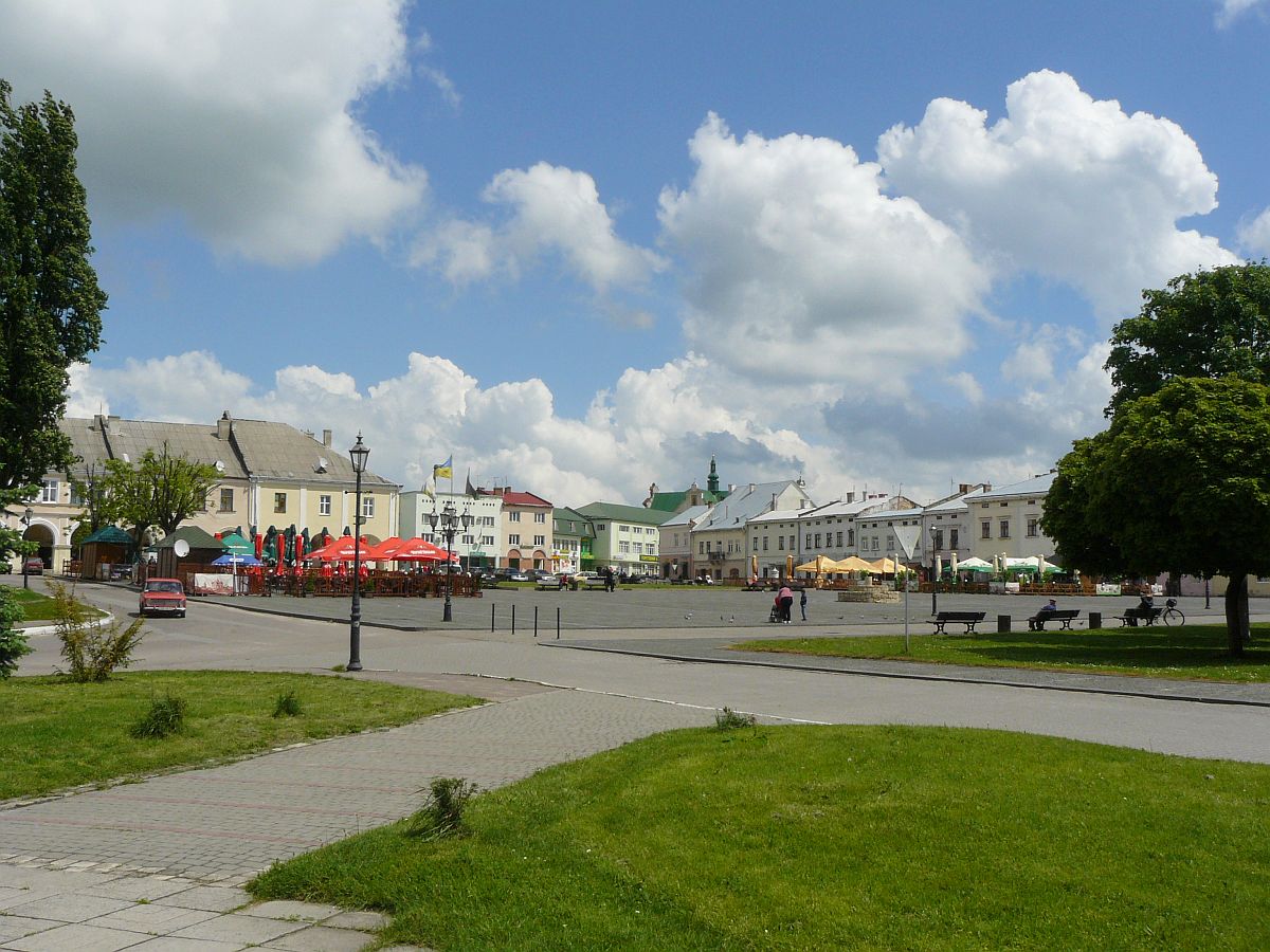 Vichevaplatz in Zhovkva, Ukraine 16-05-2014.

Vichevaplein in Zhovkva, Oekrane 16-05-2014.