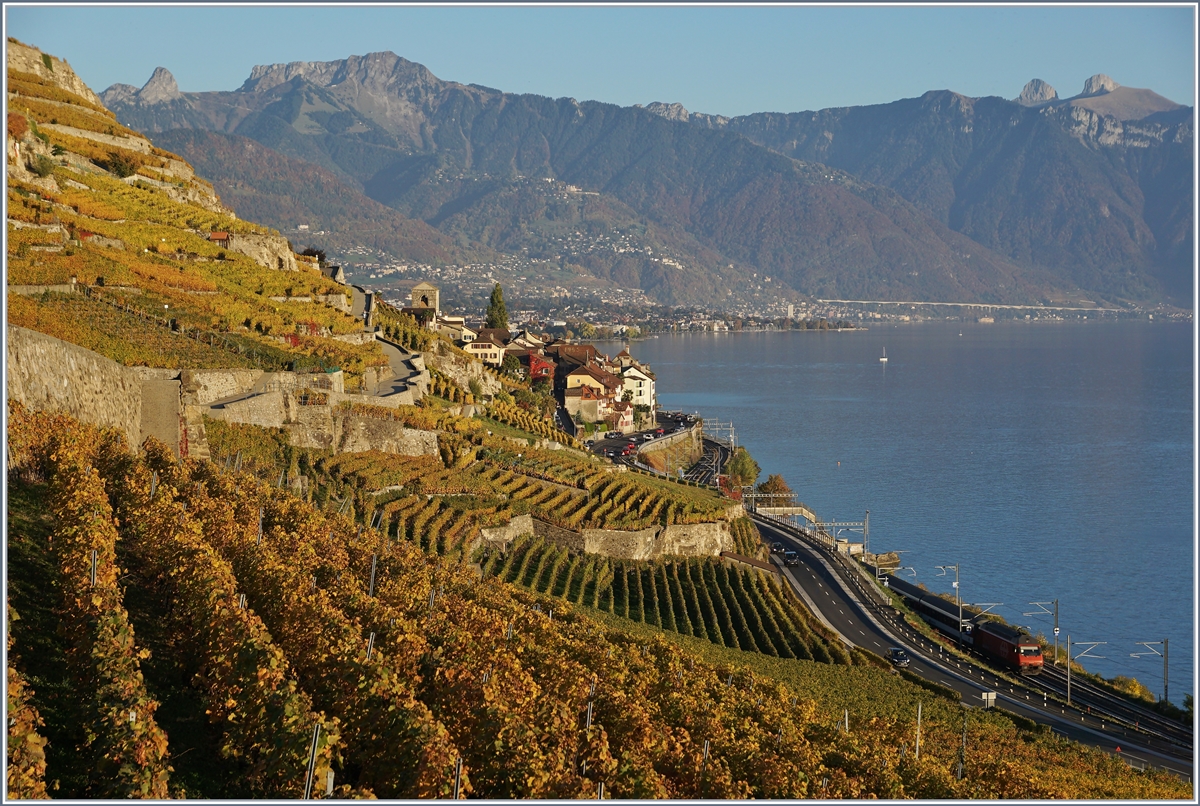 Viel Lavaux und Waadtländer Alpen und nur ein paar Pixel Eisenbahn; eine SBB Re 460 fährt mit ihrem IR bei St-Saphorin dem Genfer See entlang Richtung Lausanne.
16. Okt. 2017