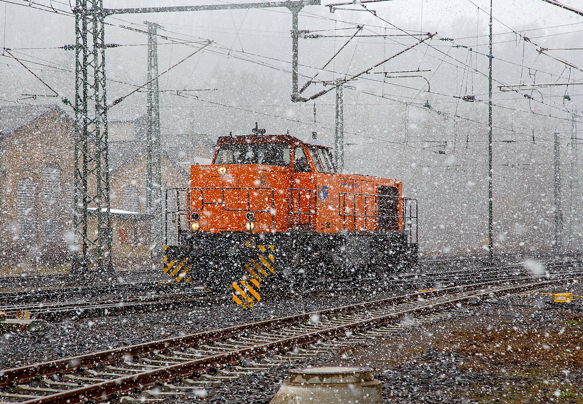 Viel Schnee, weniger Lok....
Die KSW 42 (92 80 1277 902-3 D-KSW), eine Vossloh MaK G 1700 BB der KSW Kreisbahn Siegen-Wittgenstein, fährt  am 06.04.2021 als Tfzf (Triebfahrzeugfahrt) bzw. Lz (Lokzug) nun nach dem Umsetzen. von Betzdorf (Sieg) über die Hellertalbahn (KBS 462) nach Herdorf.