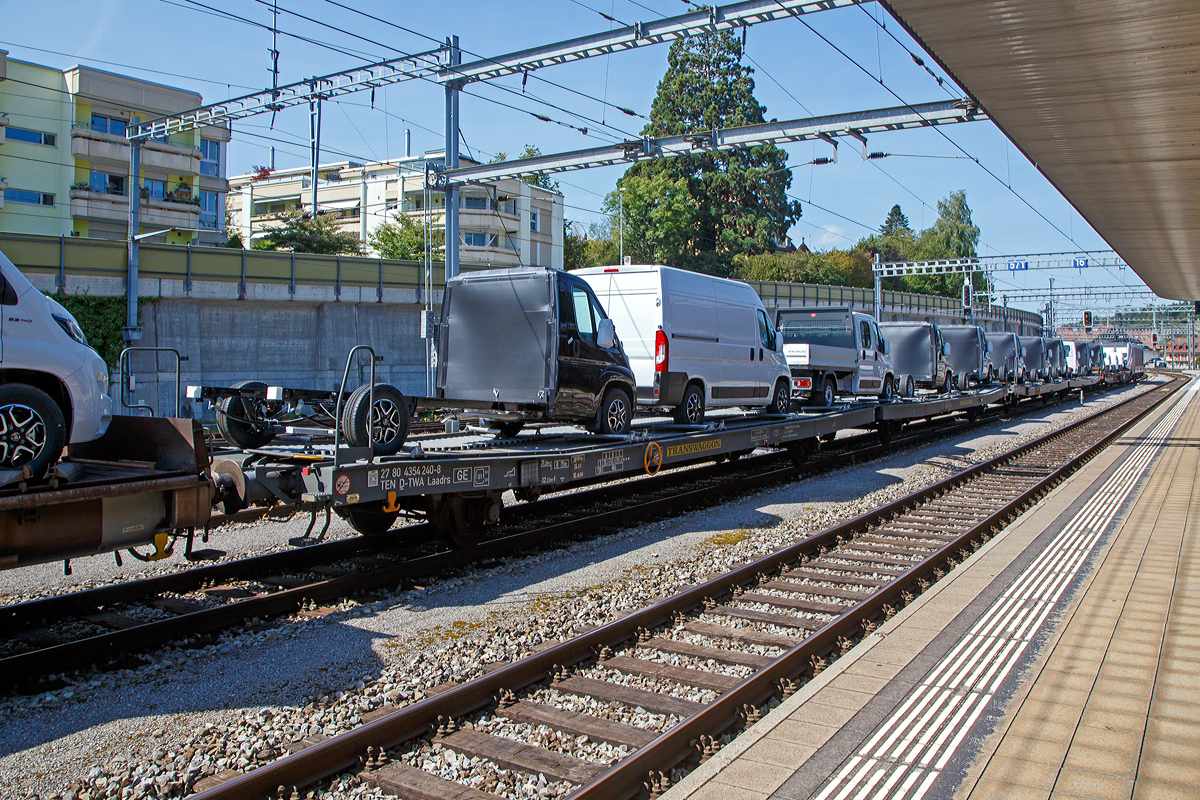 Vierachsige Flachwageneinheit mit abgesenktem Fußboden und Radvorlegern (2 x 2-achsig) der TRANSWAGGON GmbH, der Gattung Laadrs (TWA Typ DB4), 27 80 4354 240-8 D-TWA, beladen mit Transportern, am 08.09.2021bei einer Zugdurchfahrt im Bahnhof Spiez (CH).

TECHNISCHE DATEN:
Gattung: Laadrs (TWA Typ DB4)
Spurweite: 1.435 mm
Anzahl der Achsen: 4
Länge über Puffer : 32.320 mm
Achsabstände: 10.000 mm / 5.830 mm / 10.000 mm
Laufraddurchmesser: 840 mm (neu)
Ladelänge : 30.990 mm 
Ladebreite : 2.730 mm 
Fußbodenhöhe über SOK: 1.000 mm
Höchstgeschwindigkeit: 100 km/h  / 120 km/h (leer)
Eigengewicht: 28.700 kg
Nutzlast: 51,3 t ab Streckenklasse C
Kleinster befahrb. Gleisbogenhalbmesser: 75 m
Bremse: 2 x KE-GP-A
Bremssohle: K-Sohle
Handbremse: Ja
Verwendungsfähigkeit: TEN GE