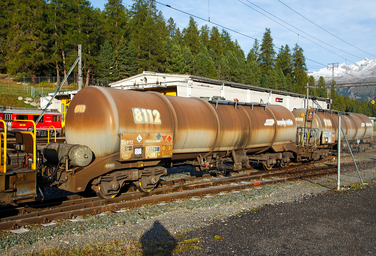 Vierachsige Schmalspur Drehgestell-Kesselwagen RhB Za 8112 fr Heizl/Diesel, abgestellt am 13.09.2017 in Pontresina.

Die Minerallkesselwagen des Typs Za der Serie 8105 – 8113 drfen bis maximal 95% des Fassungsvermgens gefllt werden. Dies entspricht bei einem Kesselwagen mit einem Ladevolumen von 42.000 Liter einer maximalen Fllung von 38.000 Liter bzw. 32 Tonnen.
Smtliche Kesselwagen haben von beiden Seiten ein Geflle gegen die Wagenmitte, um eine vollstndige Leerung zu gewhrleisten.

TECHNISCHE DATEN:
Inbetriebnahme Jahr:  2002 bis 2003
Spurweite: 1.000 mm
Lnge ber Puffer: 13.880 mm
Drehzapfenabstand: 8.800 mm 
Achsabstand im Drehgestell: 1.400 mm
Eigengewicht: 14 t
Ladegewicht: 32 t
Kesselinhalt (Ladevolumen): 42.000 Liter