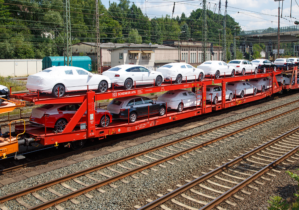 Vierachsiger Doppelstock-Autotransportwagen der Gattung Laaers 560 der DB Cargo AG (ex DB Schenker ATG) eingestellt als 25 80 4371 796-0 D-ATG am 08.07.2017 abgestellt im Zugverband in Kreuztal.

Die Bauart 560 – mit stufenlos verstellbarer oberer Ladeebene

Wagen der Bauart 560 werden fr den internationalen Transport von PKWs, Gelndewagen, und Vans eingesetzt und bieten maximale Flexibilitt durch eine stufenlos verstellbare obere Ladeebene. Aufgrund der hohen Lastgrenze (34t) ist der Transport von besonders schweren Fahrzeugen der genannten Typen mglich.

Damit sowohl ein typenreiner Transport als auch eine Mischverladung in den unterschiedlichen Lademaen mglich ist, kann die obere Ladeebene hinsichtlich der Transportstellungen stufenlos eingestellt werden.

Durch die Entwicklung eines vernderten Ladungssicherungssystems wurde den Kundenanforderungen nach optimierten Transportmglichkeiten fr Fahrzeuge mit niedrigerer Bodenfreiheit Rechnung getragen.

TECHNISCHE DATEN:
Gattung: Laaers (Bauart 560)
Spurweite: 1.435 mm
Anzahl der Achsen: 4
Laufraddurchmesser (neu): 840 mm
Lnge ber Puffer : 31.000 mm
Ladelnge : 30.070 mm (unten) / 30.550 mm (oben)
Ladebreite : 2.950 (unten) / 2.750 mm (oben)
Hchstgeschwindigkeit: 100 km/h (120 km/h leer)
Eigengewicht: 30.060 kg
Nutzlast: 34,0 t (unten max. 18 t / oben max. 18 t)
Abstand der ueren Radstze: 25.160 mm (10.000 / 5.160 / 10.000 mm) 
Verwendungsfhigkeit: TEN
Kleinster befahrb. Gleisbogenhalbmesser: 75 m
