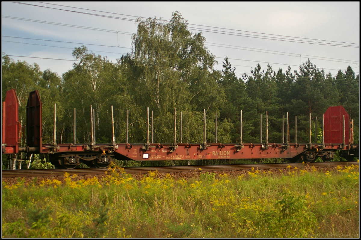 Vierachsiger Drehgestell-Flachwagen für den Holztransport der Gattung Rnoos 644''. Die Wagen verfügen über ingesamt 24 hochfeste Klapprungen, 12 Ladeschwellen zwischen den Rungen und einseitig neun Niederbindeeinrichtungen (37 RIV 80 D-DB 3521 011-1 Rnoos 644'')