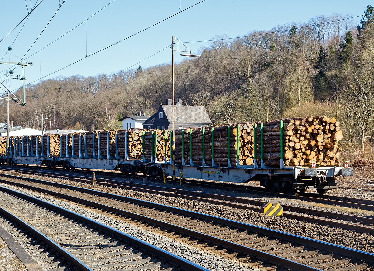 Vierachsiger Drehgestell-Flachwagen mit Niederbindeeinrichtung, 37 80 4723 144-4 D-TWA, der Gattung Snps, der TRANSWAGGON GmbH, beladen mit Fichten-Rundholz abgestellt am 18.03.2022 beim Kleinbahnhof Scheuerfeld/Sieg der Westerwaldbahn (WEBA).

Der Wagen wurde von Tatravagonka Poprad (Slowakei) gebaut.

TECHNISCHE DATEN:
Gattung: Snps
Spurweite: 1.435 mm (Normalspur)
Länge über Puffer: 23.240 mm
Drehzapfenabstand: 17.700 mm
Radsatzstand in den Drehgestellen: 1.800 mm
Ladelänge: 19.980 mm
Ladefläche: ca. 56 m³
Rungenhöhe: 2.050  mm
Eigengewicht: 25.000 kg 
Max. Zuladung: 65 t (ab Streckenklasse D) 
Max. Geschwindigkeit: 100 km/h / 120 km/h (leer)
Kleinster Gleisbogenhalbmesser: 35 m
Intern. Verwendungsfähigkeit: RIV
