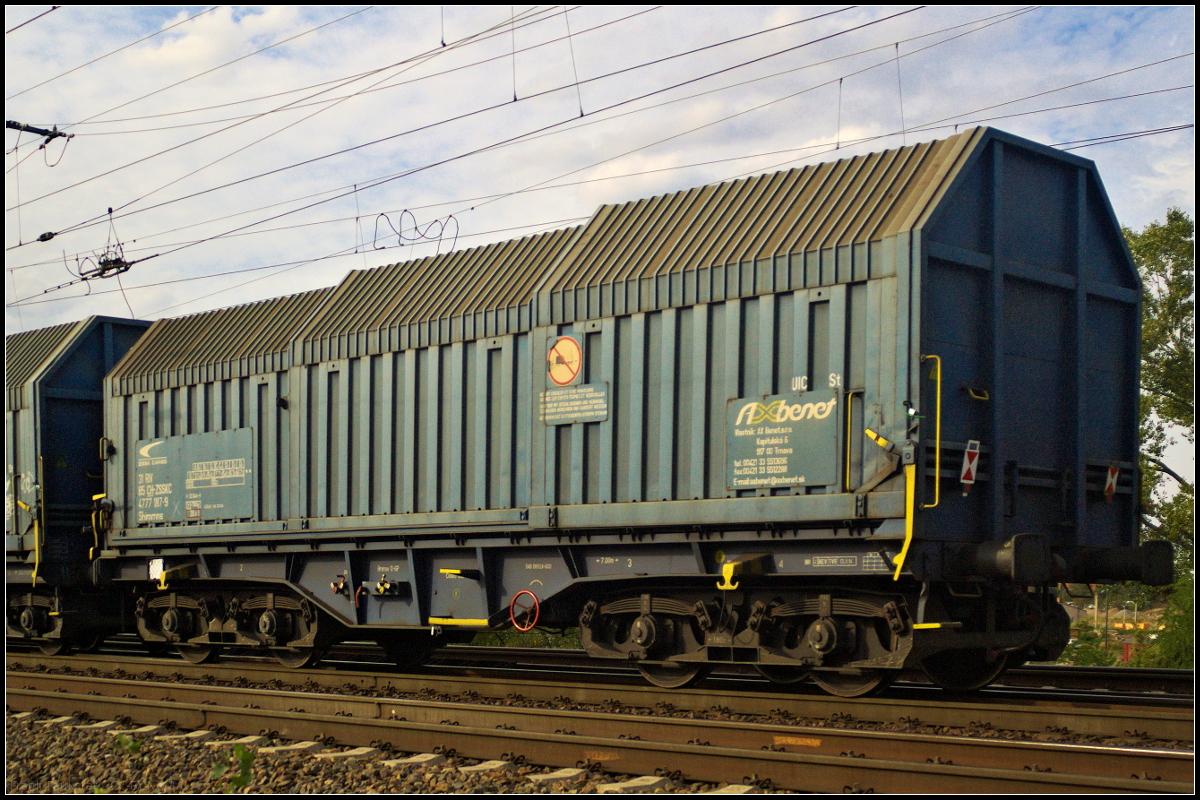 Vierachsiger Drehgestell-Flachwagen mit Teleskophauben für Coiltransporte der Gattung Shimmns des Einstellers ZSSK Cargo. Genutzt wird der Wagen vom Unternehmen AX Benet s.r.o, Trnava. Eingereiht war der Wagen am Ende eines gemischten Güterzugs der am 08.09.2018 durch Magdeburg fuhr (31 RIV 85 CH-ZSSKC 4777 187-9 Shimmns).