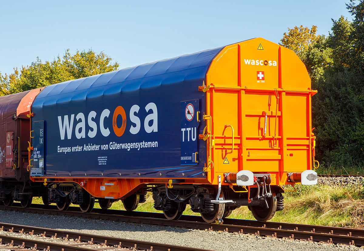 Vierachsiger Drehgestell-Flachwagen mit verschiebbarem Planenverdeck und Lademulden fr Coil Transporte, 37 84 4680 269-6 NL-WASCO, der Gattung Shimmns-ttu, der WASCOSA AG, abgestellt am 19.09.2020 in Herdorf auf dem KSW Rbf (Freien Grunder Eisenbahn).

Der Wagen wurde im August 2020 vom rumnischen Gterwagenhersteller ASTRA RAIL Industries (ein Tochterunternehmen von The Greenbrier Companie) unter der Fabriknummer 03620 gebaut.

Diese Wagen sind speziell fr den Transport witterungsempfindlicher Blechrollen (Coils) bestimmt. Er besitzt feste Stirnwnde, 5 fest im Untergestell eingebaute Lademulden. Die Wagenabdeckung erfolgt mit einer PVC-beschichteten Gewebeplane, die auf 11 Rohrrahmen aufliegt. ber Laufwagen ist das Planendach in Wagenlngsrichtung verschiebbar. Die Verriegelung des Planendaches an den Stirnwnden erfolgt ber eine 4-Punkt-Zentralverriegelung, die sowohl vom Erdboden als auch von der Rampe aus bedient werden kann. Das Planenverdeck lsst sich an einem Wagenende so weit zusammenschieben, dass ca. 2/3 der Ladeflche zur Beladung freigegeben wird. Hierdurch ist eine einfache Beladung des Wagens sowohl von oben als auch von der Seite aus mglich. 

TECHNISCHE DATEN:
Spurweite: 1.435 mm
Achsanzahl: 4 (in 2 Drehgestelle)
Lnge ber Puffer: 12.040 mm
Lnge der Ladeflche: 10.800 mm
Drehzapfenabstand: 7.000 mm
Achsabstand im Drehgestell: 1.800 mm
Laufraddurchmesser: 920 mm (neu)
Eigengewicht:  21.300 kg
Hchstgeschwindigkeit: 100  km/h (beladen) / 120 km/h (leer)
Maximales Ladegewicht: 68,7 t (Streckenklasse D4)
Kleinster bef. Gleisbogenradius: 35 m
Bauart der Bremse: KE-GP-A (mit C810)
Intern. Verwendungsfhigkeit: TEN GE
