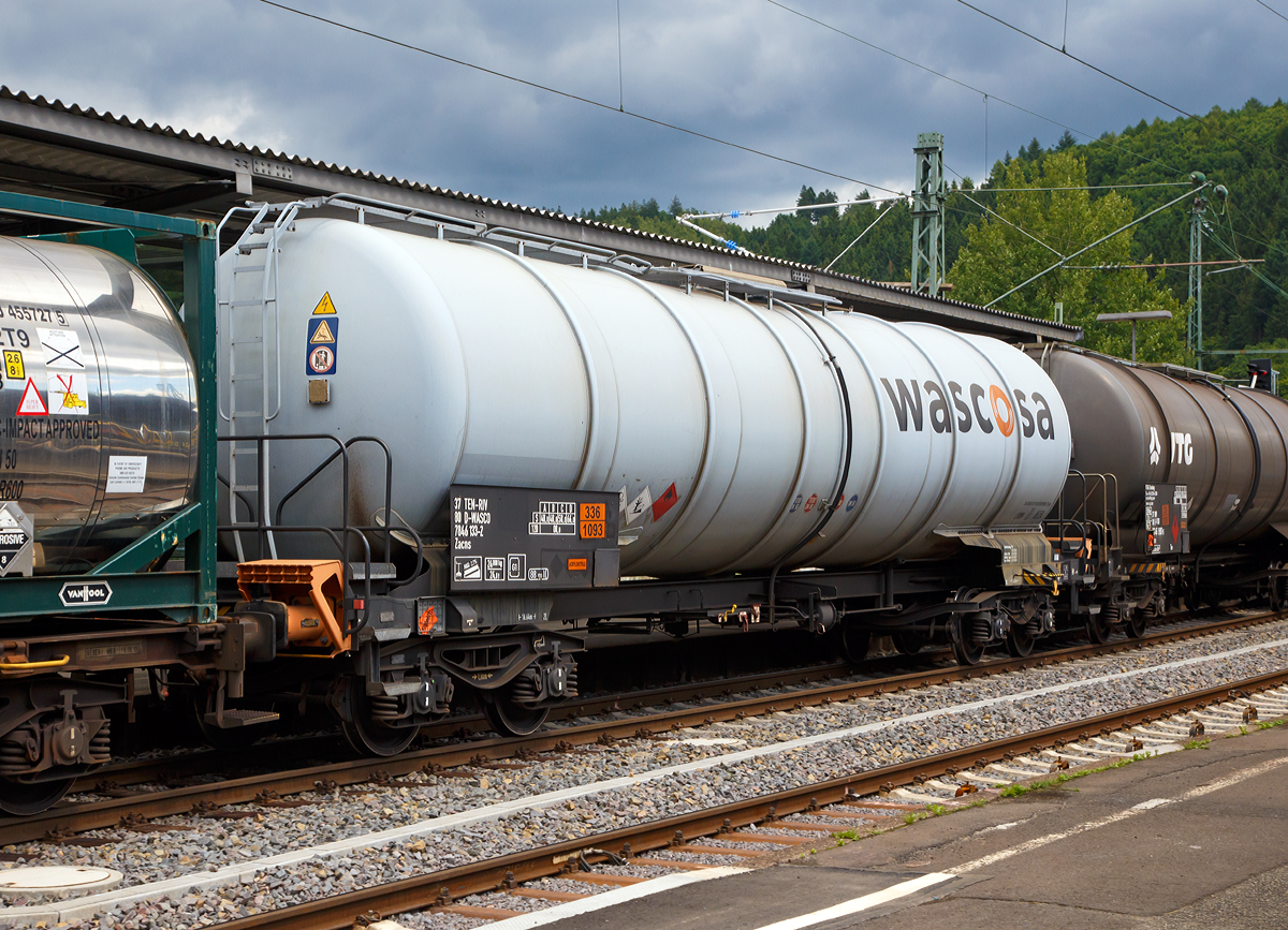 Vierachsiger Drehgestell-Kesselwagen 37 80 7846 133-2 D-WASCO, der Gattung Zacns, der WASCOSA AG (Luzern), bei der Fahrt im Zugverbund am 15.07.2017 durch den Bahnhof Betzdorf/Sieg.  
Die Gefahrgutkennzeichnung 336/1093 zeigt an es handelt sich um Acrylnitril, dieser wird in einer katalytisch gesteuerten Umsetzung von Propen mit Ammoniak und reinem Sauerstoff hergestellt. Es dient als Ausgangsstoff fr die Herstellung von Acrylsure und Acrylamid. Auerdem ist Acrylnitril eine Komponente fr Klebstoffe, Emulgatoren und Lsungsmitteln. 

TECHNISCHE DATEN (gem. Anschriften) :
Spurweite: 1.435 mm
Achsanzahl: 4 (in 2 Drehgestelle)
Lnge ber Puffer: 16.640 mm
Achsabstand im Drehgestell: 1.800 mm
Laufraddurchmesser:  920  mm (neu) 
Eigengewicht: ca. 24.000 kg
Tankinhalt: 88.100 l 
Max. Ladegewicht: 66 t (Streckenklasse D)
Zul. Radsatzlast: 22,5 t
Hchstgeschwindigkeit: 100 km/h (beladen) / 120 km/h (leer)
Verwendungsfhigkeit: TEN – RIV
Tankcode: L10DH
L= Tank fr Stoffe in flssigem Zustand (flssige Stoffe oder feste Stoffe, die in geschmolzenem Zustand zur Befrderung aufgegeben werden)
10= zutreffender Mindestprfdruck in bar
D= Tank mit obenliegenden ffnungen ohne ffnungen unterhalb des Flssigkeitsspiegels
H = luftdicht verschlossener Tank
Max. Betriebsdruck: 3,0 bar
