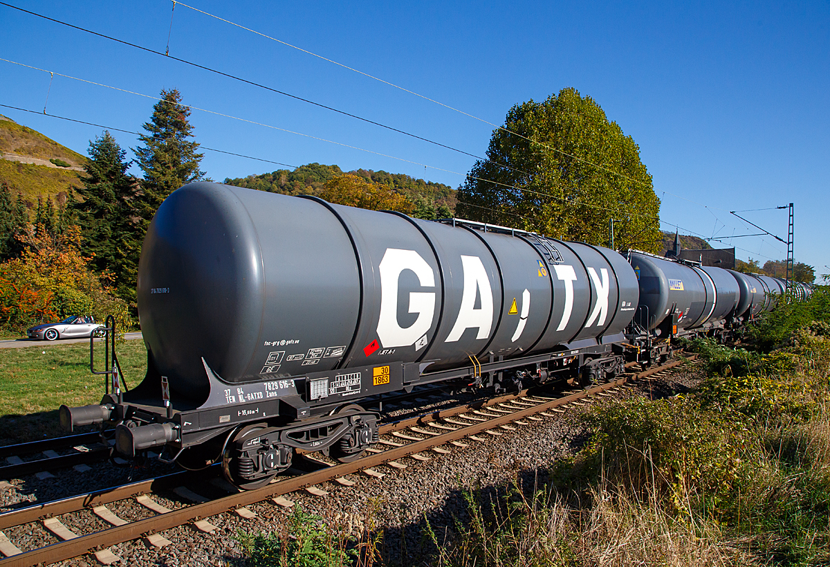 Vierachsiger-Drehgestell Kesselwagen fr Dsenkraftstoff (Jet A-1), der Gattung Zans, registriert als 37 84 7829 616-3 NL-GATXD der GATX Rail Germany GmbH am 13.10.2018 im Zugverband bei der Durchfahrt in Leutesdorf.

Die Gefahrguttafel zeigt es auch noch an: (oben) Gefahrgutnummer 30 = entzndbarer flssiger Stoff (Flammpunkt von 23 C bis einschlielich 60 C) / (unten) UN-Nummer 1863 = Dsenkraftstoff (Kerosin bzw. Flugturbinenkraftstoff)

TECHNISCHE DATEN:
Gattung: Zans  (GATX Typ 1697)
Spurweite: 1.435 mm
Lnge ber Puffer : 16.690 mm
Drehzapfenabstand: 11.150 mm
Achsabstand im Drehgestell: 1.800 mm
Laufraddurchmesser: 920 mm
Hchstgeschwindigkeit: 100 km/h (120 km/h leer)
Eigengewicht: 22.600 kg
Nutzlast: 67,4 t (ab Streckenklasse D)
Gesamtvolumen: 97.317 Liter
Bremse: MH-GP
Prfdruck: 4,0 bar
Max. Betriebsdruck: 3,0 bar
Tankcode: L 4 BH
L= Tank fr Stoffe in flssigem Zustand (flssige Stoffe oder feste Stoffe, die in geschmolzenem Zustand zur Befrderung aufgegeben werden)
4= zutreffender Mindestprfdruck in bar
B = Tank mit Bodenffnungen mit 3 Verschlssen fr das Befllen oder Entleeren 
H = luftdicht verschlossener Tank
Intern. Verwendungsfhigkeit:  TEN
