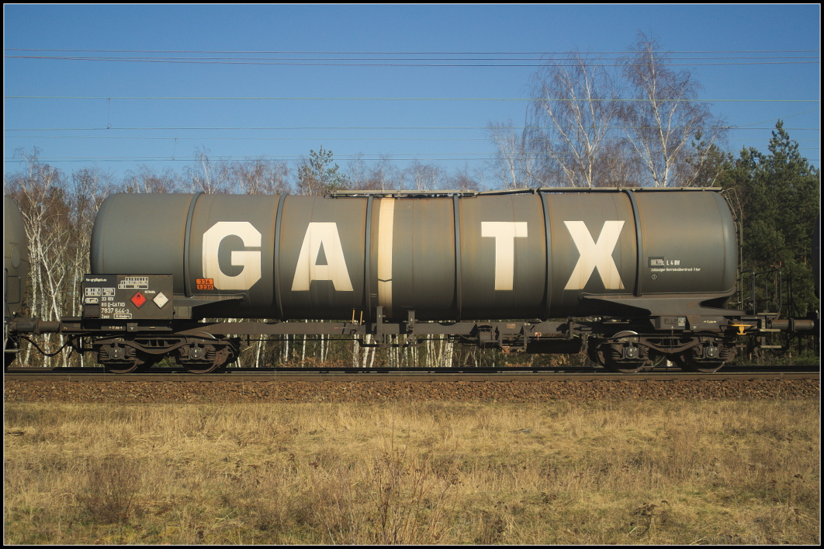 Vierachsiger Drehgestell-Kesselwagen der Gattung Zans des Einstellers GATX Deutschland mit einem Fassungsvermögen von 95.133 Liter. Eingereiht war der Wagen in einem gemischten Güterzug der am 06.04.2018 durch die Berliner Wuhlheide fuhr (33 RIV 80 D-GATXD 7837 644-3 Zans).