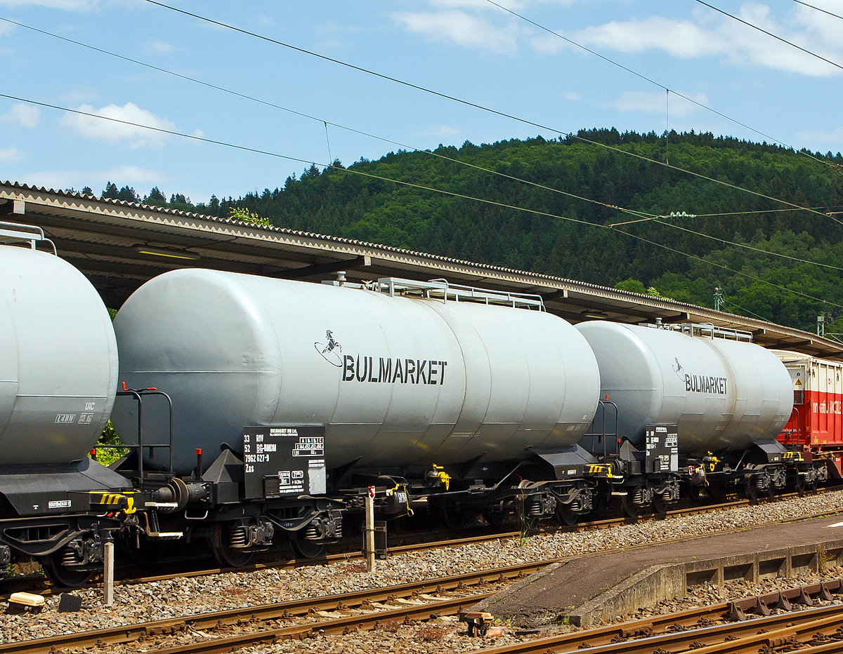 Vierachsiger-Drehgestell Kesselwagen, der Gattung Zas, des bulgarischen Unternehmens Bulmarket DM Ltd., registriert als RIV 33 52 7962 627-9 BG-BMCM, am 08.06.2012 bei einer Bahnhofsdurchfahrt in Betzdorf (Sieg).