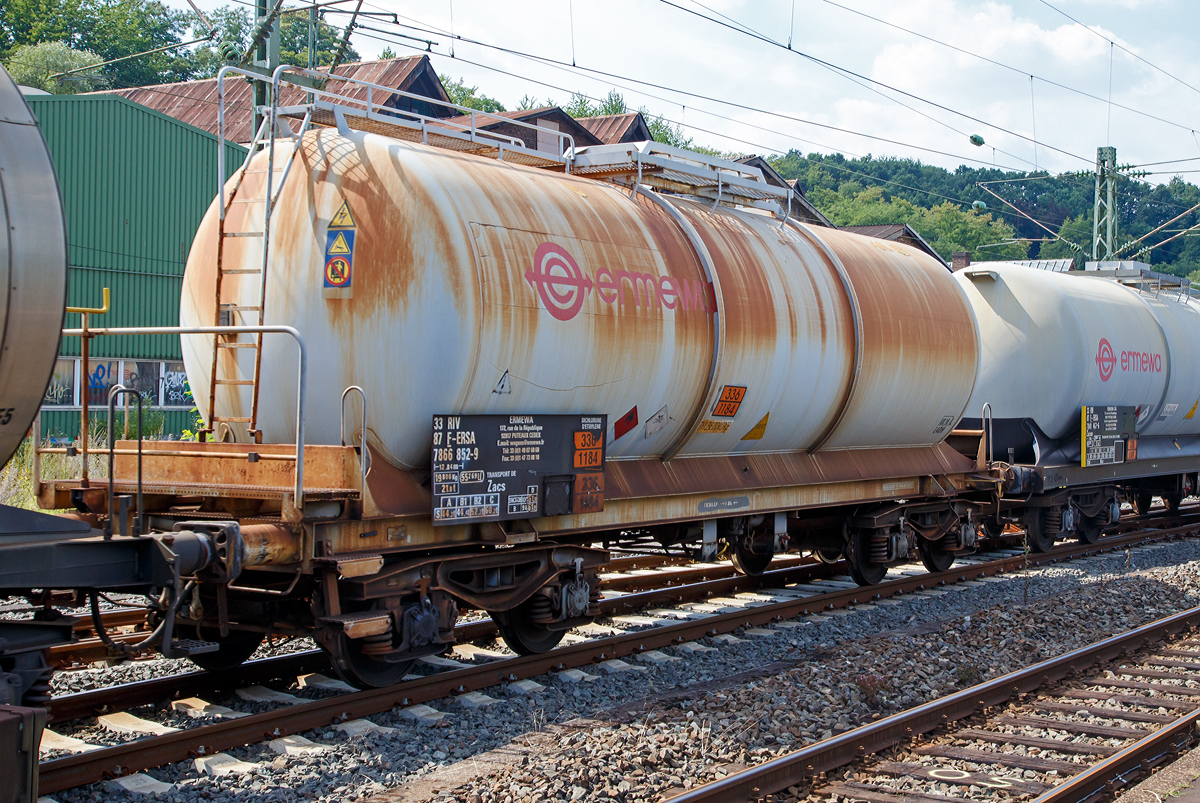 Vierachsiger-Drehgestell Kesselwagen Zacs der Vermietungsfirma ERMEWA eingestellt als 33 RIV 87 F-ERSA 7866 852-9, am 22.08.2015 im Zugverband bei der Durchfahrt im Bf Betzdorf/Sieg.

Der Kesselwagen trgt die Gefahrentafel 336/1184 fr Ethylendichlorid (auch genannt als 1,2-Dichlorethan oder EDC). Diese chemische Verbindung gehrt zu den Chlorkohlenwasserstoffen und ist eine farblose, brennbare und giftige Flssigkeit mit chloroformartigem Geruch. 

TECHNISCHE DATEN:
Gattung: Zacs
Spurweite: 1.435 mm
Lnge ber Puffer : 12.840 mm
Drehzapfenabstand: 7.800 mm
Achsabstand im Drehgestell: 1.800 mm
Hchstgeschwindigkeit: 100 km/h (in Frankreich und Deutschland) / 90 km/h (in Belgien)
Eigengewicht: 19.800 kg
Nutzlast: 61.9 t
Gesamtvolumen: 55.269 Liter
Prfdruck: 4 bar
Max. Betriebsdurck: 3 bar
Tankcode: L4CH