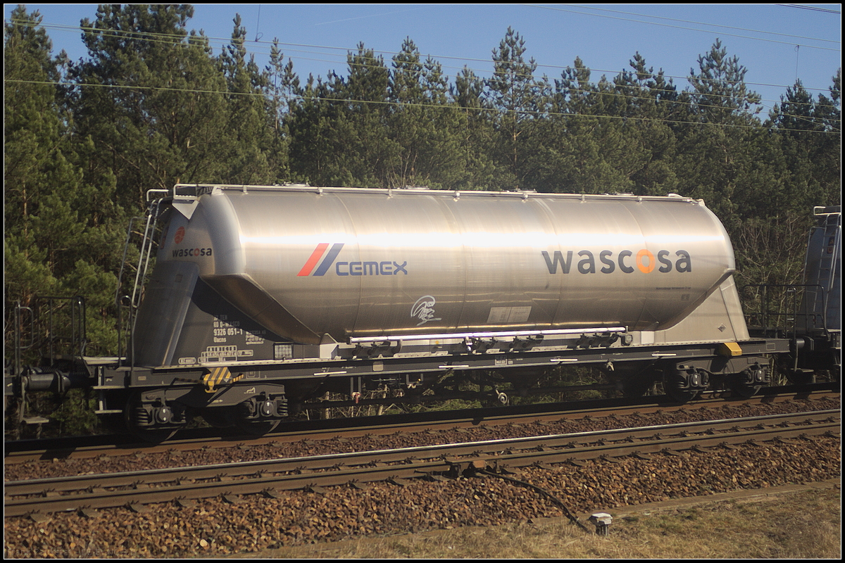 Vierachsiger Drehgestell-Staubgutwagen des Einstellers Wascosa, Luzern im Einsatz bei der CEMEX SA. Der Wagen der Gattung Uacns war mit weiteren Wagen in einem Zug eingereiht der am 06.04.2018 durch die Berliner Wuhlheide fuhr (37 TEN RIV 80 D-WASCO 9326 051-1 Uacns).