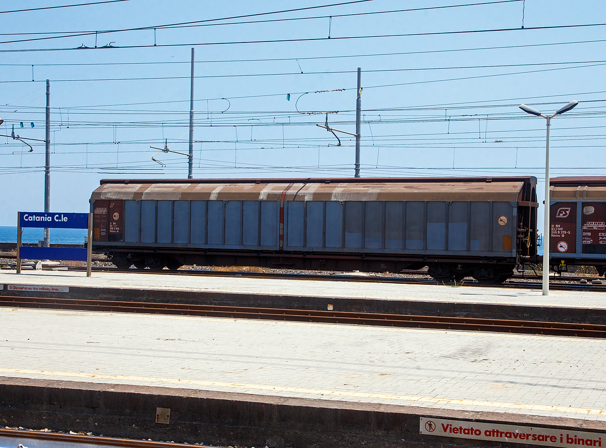 Vierachsiger, ex FS, grorumiger Schiebewandwagen 31 83 2852 618-7 I-MIR, der Gattung Habillss, der Mercitalia Rail Srl, am 20.07.2022 im Zugverband bei der Zugdurchfahrt im Bahnhof Catania Centrale (Sizilien). Oft wird mit diesen Wagen/Zgen Mineralwasser gefahren. Die Mercitalia Rail Srl, eine 100%tige Tochter der Ferrovie dello Stato Italiane (FS, deutsch Italienische Staatseisenbahnen).

TECHNISCHE DATEN:
Spurweite: 1.435 mm
Lnge ber Puffer : 21.600 mm
Eigengewicht: 31.200 kg
Ladelnge: 20.340 mm
Ladeflche: 57,5 m
Rauminhalt: 153 m
Max. Zuladung bei Lastgrenze S: 59,0 t (ab Streckenklasse D)
Max. Zuladung bei Lastgrenze SS: 27,0 t (ab Streckenklasse A)
Max. Geschwindigkeit: 100 km/h (Lastgrenze SS und leer 120 km/h)
Kleinster befahrbarer Gleisbogenradius:  60m 
Intern. Verwendungsfhigkeit: RIV
