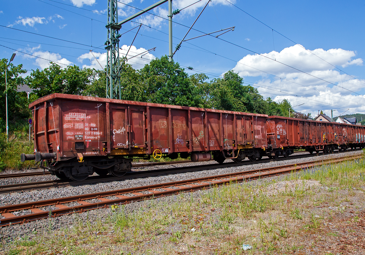 Vierachsiger offener Drehgestell-Gterwagen 31 80 5377 896-1, der Gattung Eanos-x 055, der DB Cargo AG am 12.06.2020 im Zugverband bei einer Zugdurchfahrt in Mudersbach (Sieg).

Im Jahre 1997 mietet DB Cargo fr sechs Jahre 300 Eanos-x 055 bei der Ahaus-Alsttter Eisenbahn (AAE). Diese Wagen werden von der AAE bei Vagnka Poprad/SK beschafft und - da der Vertrag vor Baubeginn geschlossen wurde - im DB Cargo-Design abgeliefert. In den Abmessungen und technischen Daten entsprechen die Wagen hauptschlich den Eanos-x 052. Sie haben jedoch ein geringfgig hheres Eigengewicht und somit um 0,5 Tonnen geringere Lastgrenzen. 

Die Wagen besitzen je Seite zwei Doppelflgeltren.

TECHNISCHE DATEN:
Hersteller: Poprad
Spurweite: 1.435 mm (Normalspur)
Achsanzahl: 4 in zwei Drehgestellen
Lnge ber Puffer: 15.740 mm
Drehzapfenabstand: 10.700 mm
Achsabstand im Drehgestell: 1.800 mm
Drehgestell-Bauart: Y 25 Lss
Ladelnge: 14.500 mm
Ladebreite:  2.720 mm
Ladehhe: 2.100 mm
Ladeflche: 39,4 m
Laderaum:  82,5 m
Trffnung: 2 Stck 1.800  1.800 mm
Hchstgeschwindigkeit: 100 km/h (beladen) / 120 km/h (leer)
Maximales Ladegewicht ab Streckenklasse D: 65,0 t 
Maximales Ladegewicht ab Streckenklasse CE: 59,0 t
Eigengewicht: 24.300 kg
Kleinster bef. Gleisbogenradius: R 35 m
Bremse: Ch-SP-A (Charmilles-Bremse)
Handbremse: Ja
Intern. Verwendungsfhigkeit: RIV