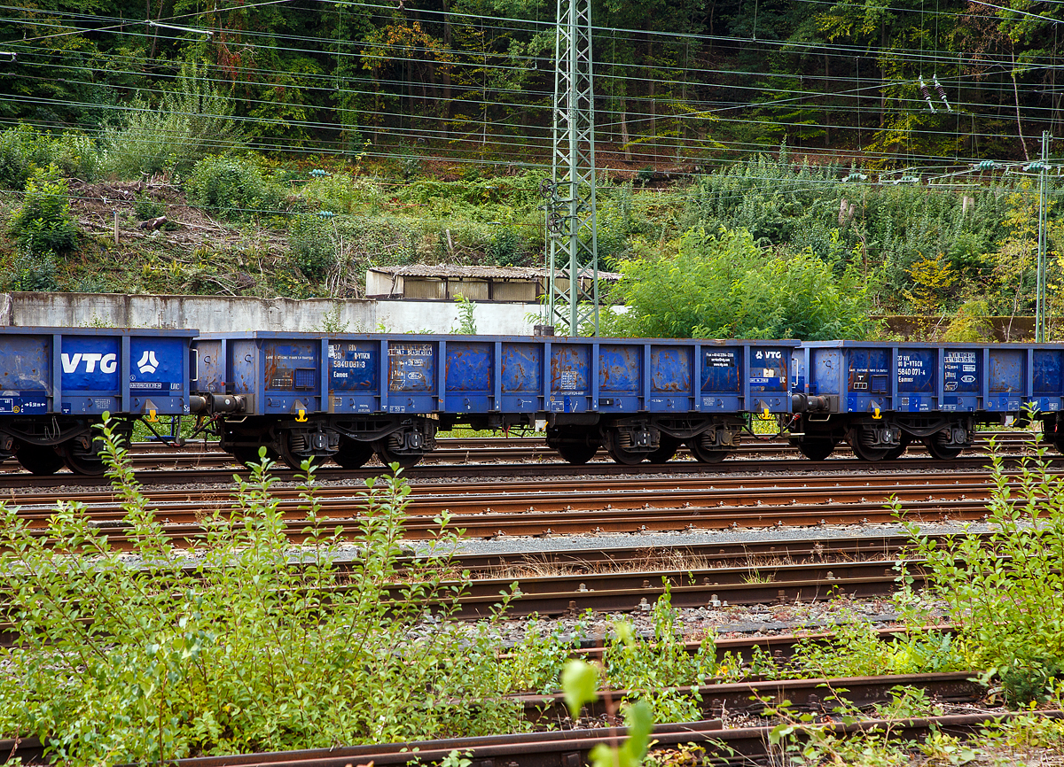 Vierachsiger offener Drehgestell-Gterwagen (Niederbordwagen), 37 80 5840 081-3, der Gattung Eamos, der VTG AG, Schweiz, abgestellt am 17.09.2022 im Zugverband in Betzdorf/Sieg. 

TECHNISCHE DATEN:
Spurweite: 1.435 mm (Normalspur)
Achsanzahl: 4 in zwei Drehgestellen
Lnge ber Puffer: 12.060 mm
Drehzapfenabstand: 6.500 mm
Achsabstand im Drehgestell: 1.800 mm
Ladelnge: 10.800 mm
Ladeflche: 30,1m
Laderaum:  28,6 m
Hchstgeschwindigkeit: 100 km/h (beladen)
Maximales Ladegewicht ab Streckenklasse C4: 60,4 t 
Eigengewicht: 19.520 kg
Kleinster bef. Gleisbogenradius: R 50 m
Bremse: O-GP  SAB DRV2A-600 (LL)
Handbremse: Ja
Intern. Verwendungsfhigkeit: RIV
