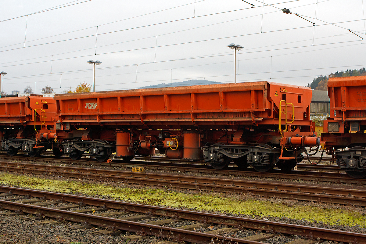 Vierachsiger offener Drehgestell-Kippwagen mit beidseitiger pneumatischer Kippeinrichtung, der Gattung Eamos, Betriebsnummer 31 81 5940 029-4 A-RTS, der RTS Rail Transport Service GmbH abgestellt am 02.11.2014 in Kreuztal. Diese Wagen sind zum Transport von Schotter, Aushubmaterial und der Gleichen.

Technische Daten:
Spurweite: 1.435 mm 
Achsanzahl: 4
Lnge ber Puffer: 13.040 mm
Drehzapfenabstand: 8.000 mm
Gesamter Radsatzstand: 11.800 mm
Drehgestell-Radsatzstand: 1.800 mm
Laderaum: 33,0 m
Leergewicht: 31 t
Zulssiges Gesamtgewicht: 90 t
Maximales Ladegewicht: 59 t
Drehgestell-Bauart: Y 25 Lsd1
Kleinster befahrbarer Radius: 60 m