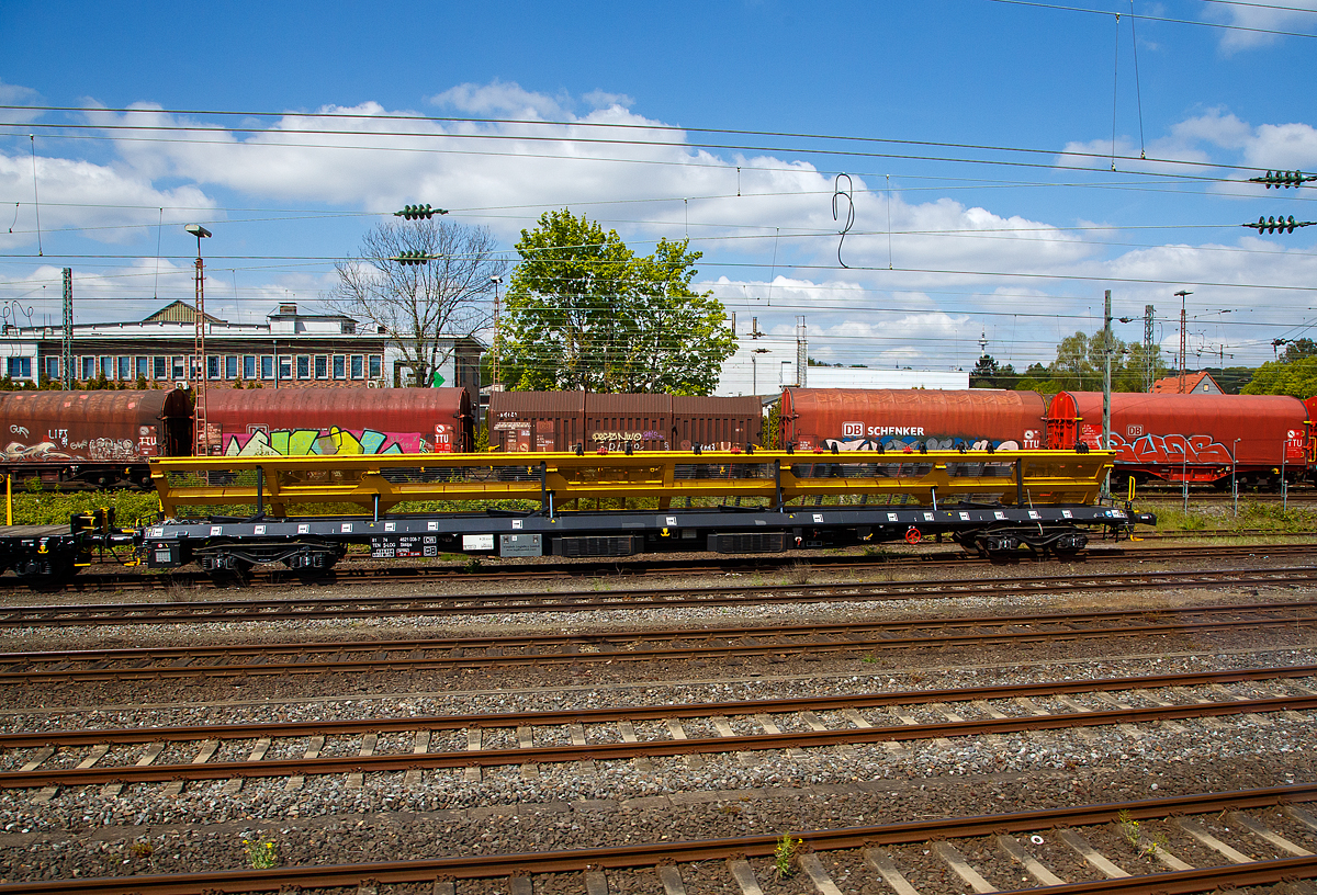 Vierachsiger Weichentransportwagen (Drehgestell-Flachwagen)  81 74 4621 008-7 S-LOG (in Schweden eingestellt) der Gattung Skklps der Vossloh Logistics GmbH abgestellt am 30.04.2022 in Schwerte (Ruhr). Aus einen IC heraus fotografiert. 

TECHNISCHE DATEN (laut Anschriften):
Gattung: Skklps
Spurweite: 1.435 mm (Normalspur)
Lnge ber Puffer: 26.500 mm
Radsatzstand in den Drehgestellen: 2.000 mm
Ladelnge:  25.000 mm
Eigengewicht: 34.700 kg 
Max. Zuladung: 33,4 t (ab Streckenklasse B) 
Max. Geschwindigkeit: 100 km/h 
Kleinster Gleisbogenhalbmesser: 120 m
Handbremse: Ja
Intern. Verwendungsfhigkeit: TEN-CW

Bedeutung der Gattungsbezeichnung (Sklps) :
S  Drehgestell-Flachwagen in Sonderbauart
kk  mit 4 Radstzen, Lastgrenze  zwischen 40 t 50 t
l  ohne Rungen
p  ohne Borde
s  geeignet fr Zge bis 100 km/h
