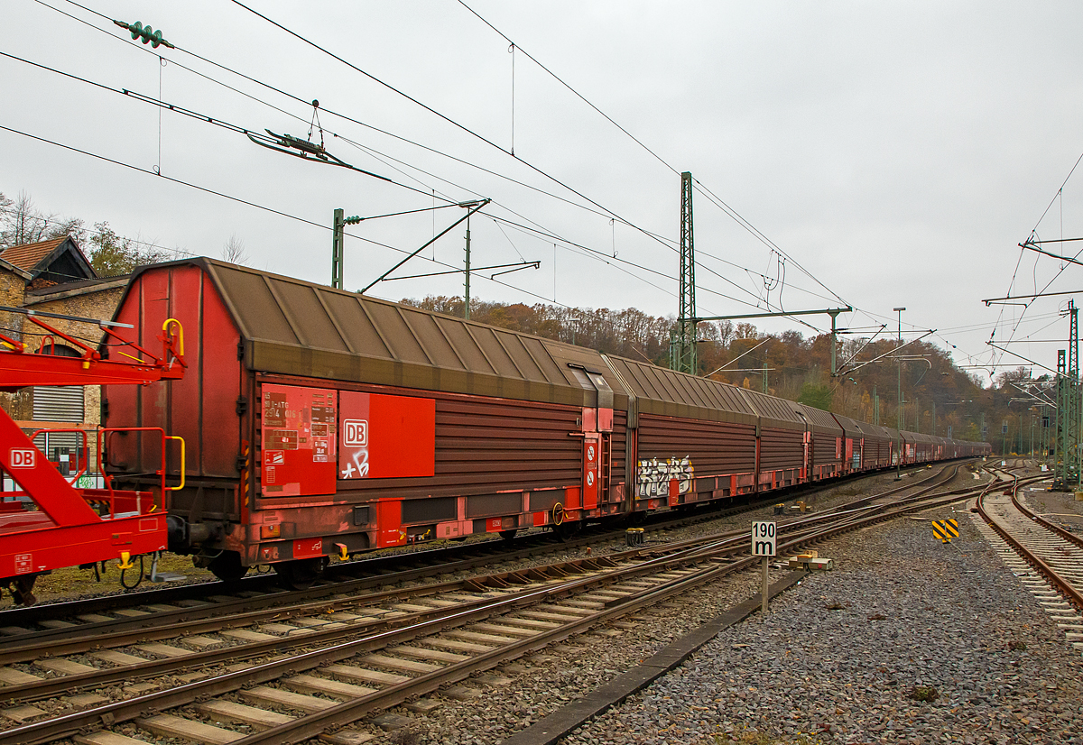 Viergliedrige, geschlossene Doppelstock-Autotransportwagen mit acht Radsätzen, im Vordergrund 45 80 291 4 016-7 D-ATG der Gattung Hcceerrs 330, der DB Cargo Logistics GmbH (ex ATG Autotransportlogistic GmbH), am 20.11.2021 bei einer Zugdurchfahrt im Bahnhof Betzdorf (Sieg). Die geschlossene Doppelstock-Autotransportwageneinheit besteht aus 4 kurzgekuppelten zweiachsigen Wagen.

Ab 2003 liefert LHB-Alstom die viergliedrige (vierteilige) festgekuppelte, bedeckte Doppelstock-Wageneinheit Hcceerrs 330 an DB Cargo bzw. ATG ab. Sie ist speziell für den Transport von Kraftfahrzeugen der Mercedes E- und S-Klasse von Daimler-Chrysler (DC) im Lademix ausgelegt. DC hatte zur Bedingung gemacht, den Schutz vor Witterungseinflüssen, bahnspezifischer Verschmutzung und Vogelkot sowie vor Vandalismus und Graffiti-Schmierereien, aber auch vor Einbruch / Diebstahl zu optimieren. Die geschlossene Bauart bietet zusätzlich die Möglichkeit, auf die bisher übliche spezielle Transportschutz-Beschichtung zu verzichten.

Die Wagen sind für den Einsatz in Ganzzügen vorgesehen und können aufgrund ihrer baulichen Abmessungen nicht in allen Ländern uneingeschränkt eingesetzt werden. Auf Radvorleger wurde im Einvernehmen mit DC verzichtet. Die doppelstöckige Beladung erfolgt über zweiteilige Falt-Stirntüren, der Zugang für das Bedienungs-Personal erfolgt über die an den Wagenenden angeordneten Seitentüren, für die obere Ebene mit Aufstiegsleiter. Die Wagenübergänge der einzelnen Wagenelemente verfügen über Überfahrklappen aus gewebeverstärktem Gummi und sind mit Faltenbälgen verschlossen. Der Ladevorgang darf nur auf Gleisen ohne Oberleitung erfolgen. Zur Beladung ist die obere Ladeebene an den Einheitsenden gemeinsam mit dem Dach anhebbar. Das vollständig aus Aluminium bestehende Hubdach wird an allen 4 Wagengliedern gleichzeitig bewegt. Der maximale Dachhub beträgt 400 mm. Die Betätigung erfolgt elektro-hydraulisch, vor Öffnen und Schließen des Daches müssen alle Türen verschlossen sein. Das abgesenkte Hubdach verriegelt gleichzeitig die Einheit gegen Zutritt und verschließt die Lüftungsschieber oberhalb der unteren Ladeebene.

Aufgrund seiner Länge von 54 m besitzt dieser Spezialwagen eine besonders hohe Ladekapazität. Das gegenüber offenen Autotransportwagen deutlich niedriger liegende Geräuschniveau beim Ladevorgang schont darüber hinaus die Umwelt. Durch die elektrohydraulische Bedienung sowie eine durchgängige Innenbeleuchtung auf beiden Ladeebenen werden die Arbeitsbedingungen an den Be- und Entladestellen erheblich verbessert.

TECHNISCHE DATEN:
Spurweite: 1.435 mm
Anzahl der Achsen: 8
Länge über Puffer: 54.000 mm
Achsabstand: 4 x 9.000 mm
Laufraddurchmesser: 840 mm (neu)
Ladelänge: 52.680 mm (unten) / 52.500 mm (oben)
Durchschnittl. Eigengewicht: 65.060 kg
Max. Ladegewicht: 48,0 t ab Streckenklasse A
Maximale Radsatzlast: 18 t
Höchstgeschwindigkeit: 100 km/h (beladen) / 120 km/h (leer)
Kleinster befahrbarer Gleisbogenradius: 100 m (im Zugverband)
Bremse: 2 × KE-GP
Feststellbremse: Ja
Intern. Verwendungsfähigkeit: nein