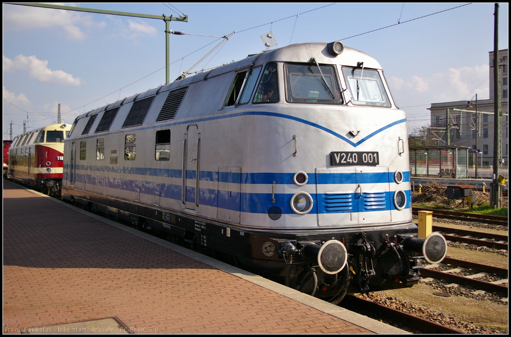 VMD 118 202 / V 240 001 beim 6. Dresdner Dampfloktreffen in Dresden Hbf, 12.04.2014
<br><br>
Bei der V 240 001 handelt es sich um eine Versuchslok mit zwei Motoren zu je 1200 PS. Gebaut wurde die Lok 1965 vom VEB Lokomotivbau  Karl Marx  Babelsberg. 1971 wurde die Lok wegen Problemen mit den Motoren umgebaut und als 118 202 neu eingereiht. 1991 wurde die Lok z-gestellt und gelangte 1994 zum Verkehrsmuseum Dresden (VMD)