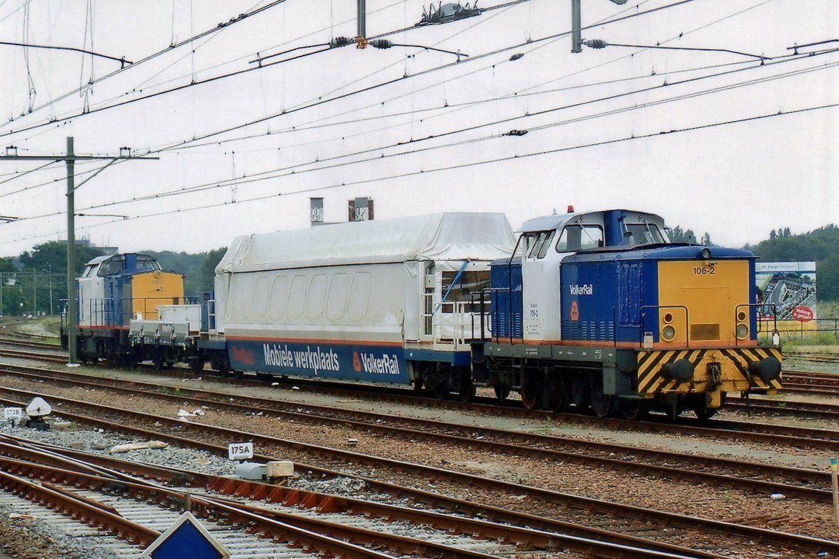 Volker Rail 106-2 steht am 8 Augustusn 2009 mit ein Werkszug in Hengelo. 