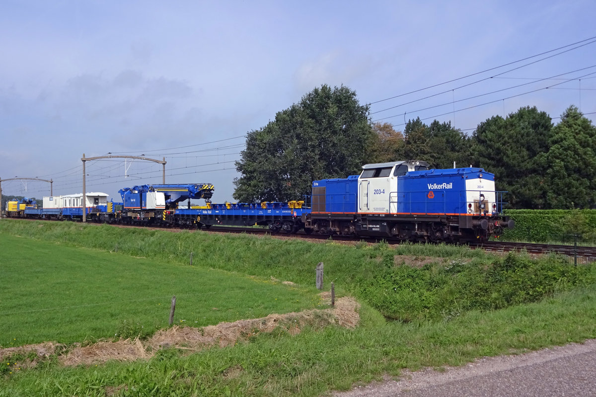 Volker rail 203-4 durchfahrt am 16 Augustus 2019 mit ein Gleisbauzug Hulten.