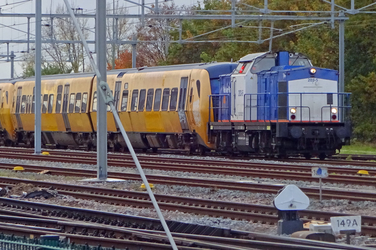 Volker rail 203-5 rangiert mit z-gestellte Triebzüge in Nijmegen am 13 November 2019.