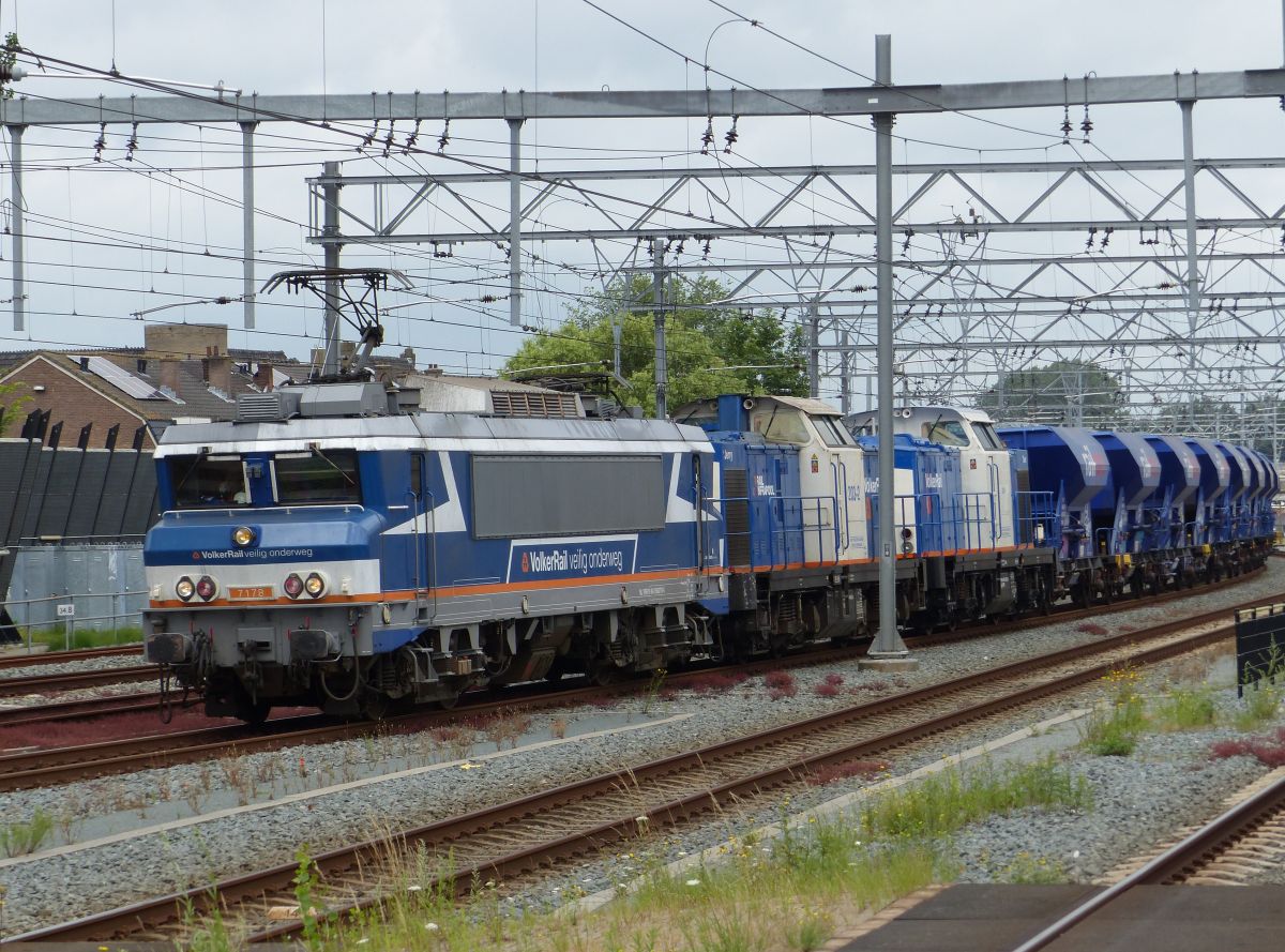 Volker Rail Lokomotive 7178 (91 84 1560 778-0 NL-VRR) ex-NS 1778 mit Diesellok 203-2 “Jerry” en 203-1 “Tom” mit Zug 58311 von Amsterdam Westhaven Durchfahrt Utrecht Centraal Station 28-07-2021. 

Volker Rail locomotief 7178 (91 84 1560 778-0 NL-VRR) ex-NS 1778 met in opzending 203-2 “Jerry” en 203-1 “Tom”. als trein 58311 binnenkomst vanaf Amsterdam Westhaven Utrecht CS 28-07-2021.