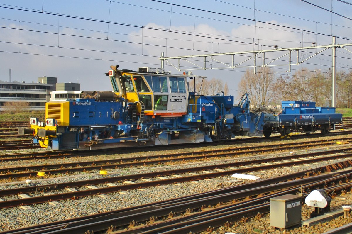 Volker Rail SSP 110SSW steht am 1 Dezember 2017 in Nijmegen. 