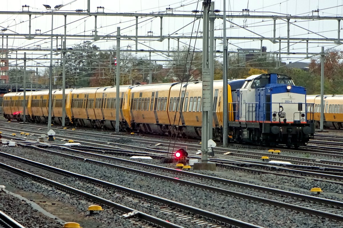 Volker Rail steht mit ein Abschlepptransport ins Mastenwald Nijmegen am 13 November 2019.