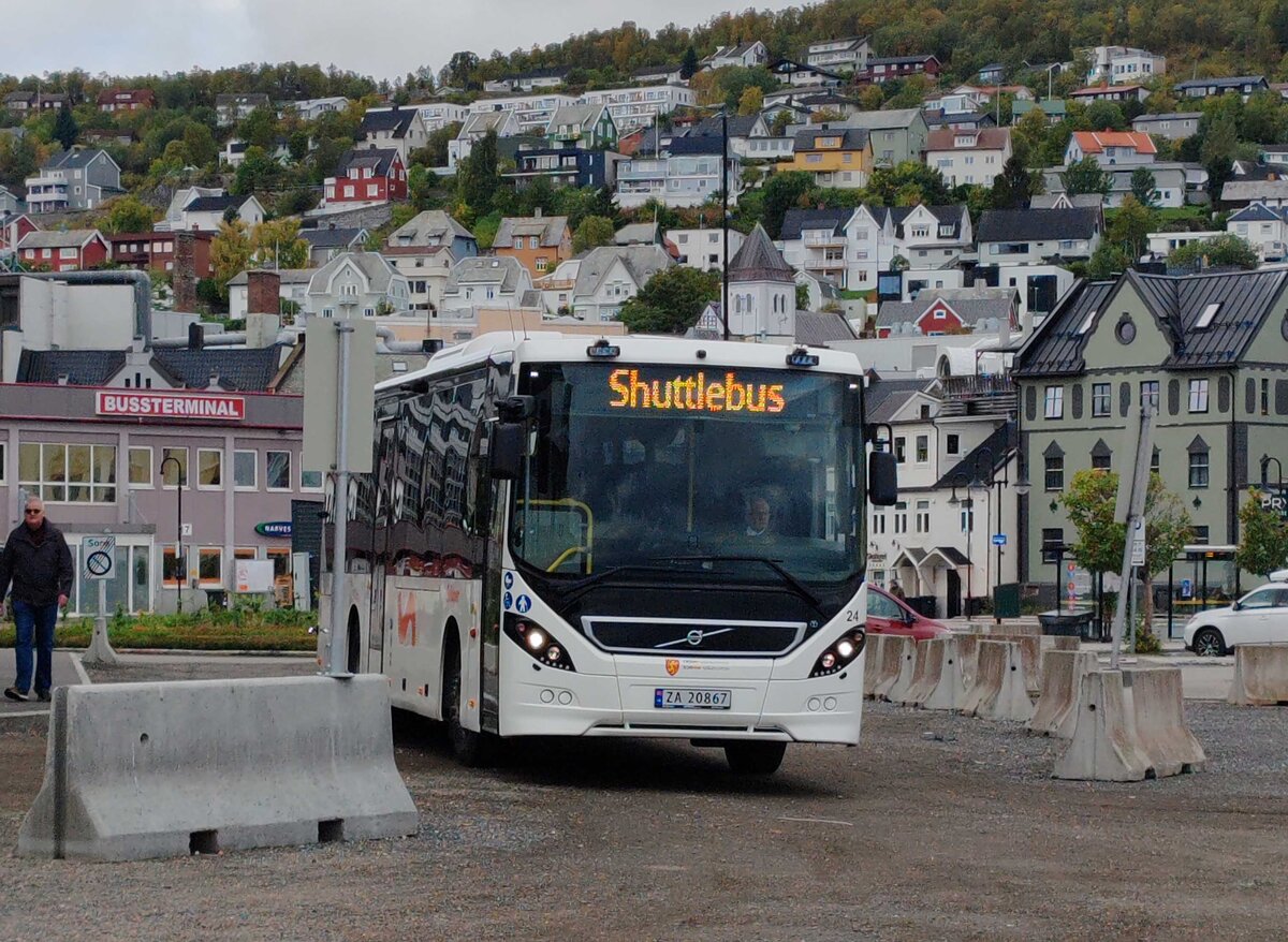 =Volvo 8900 unterwegs in Harstad im Auftrag der Hurtiruten, 09-2024