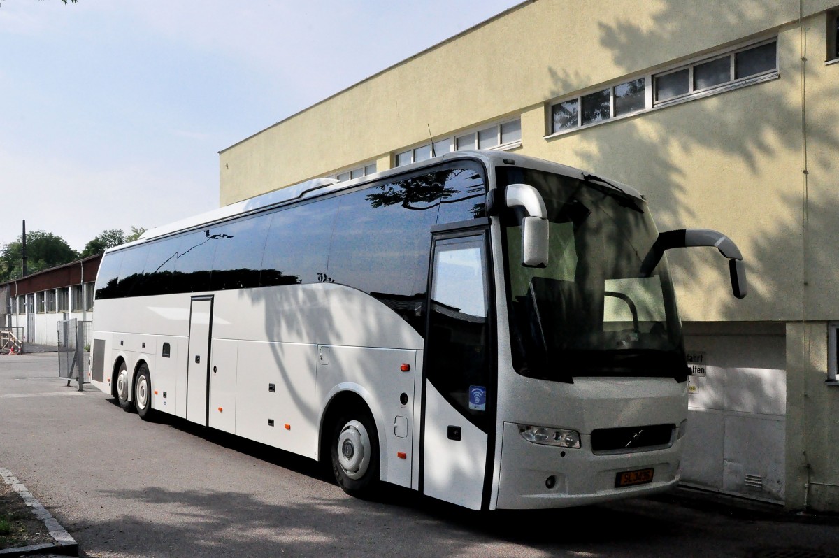 VOLVO 9700 aus Luxemburg im Mai 2015 in Krems gesehen.