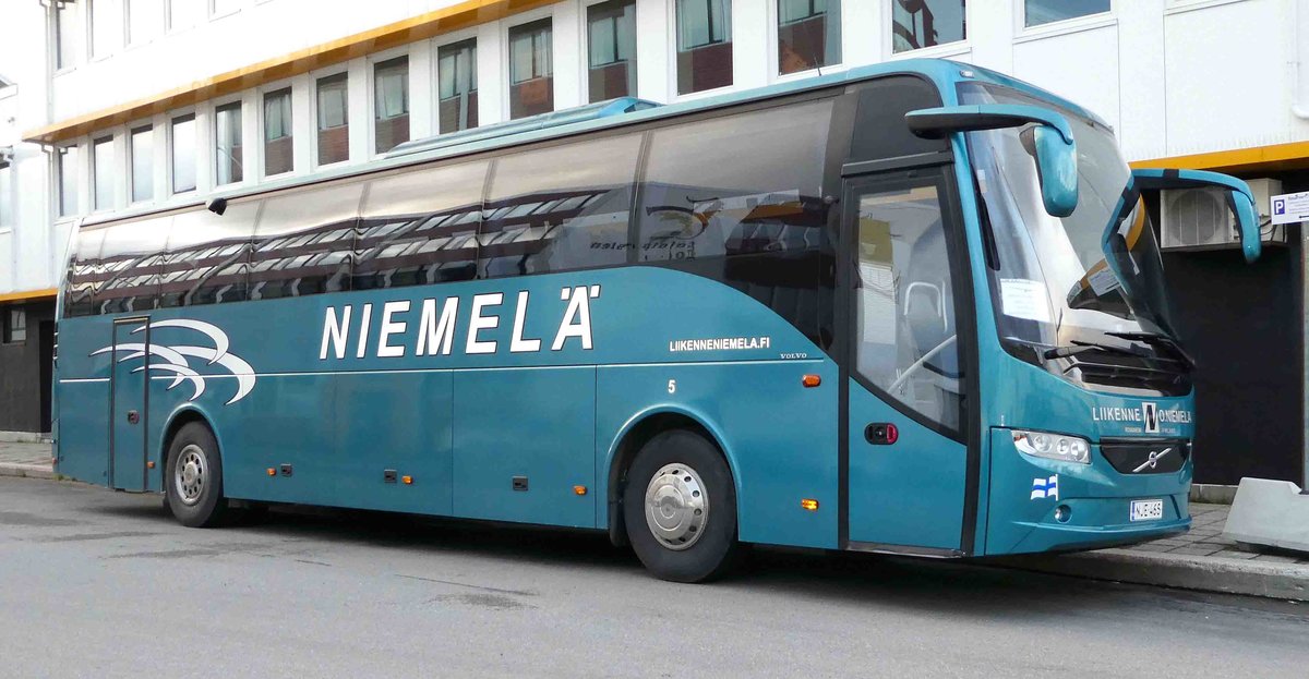 Volvo 9700 des Busunternehmens  NIEMELÄ  gesehen nördlich von Stockholm im August 2017