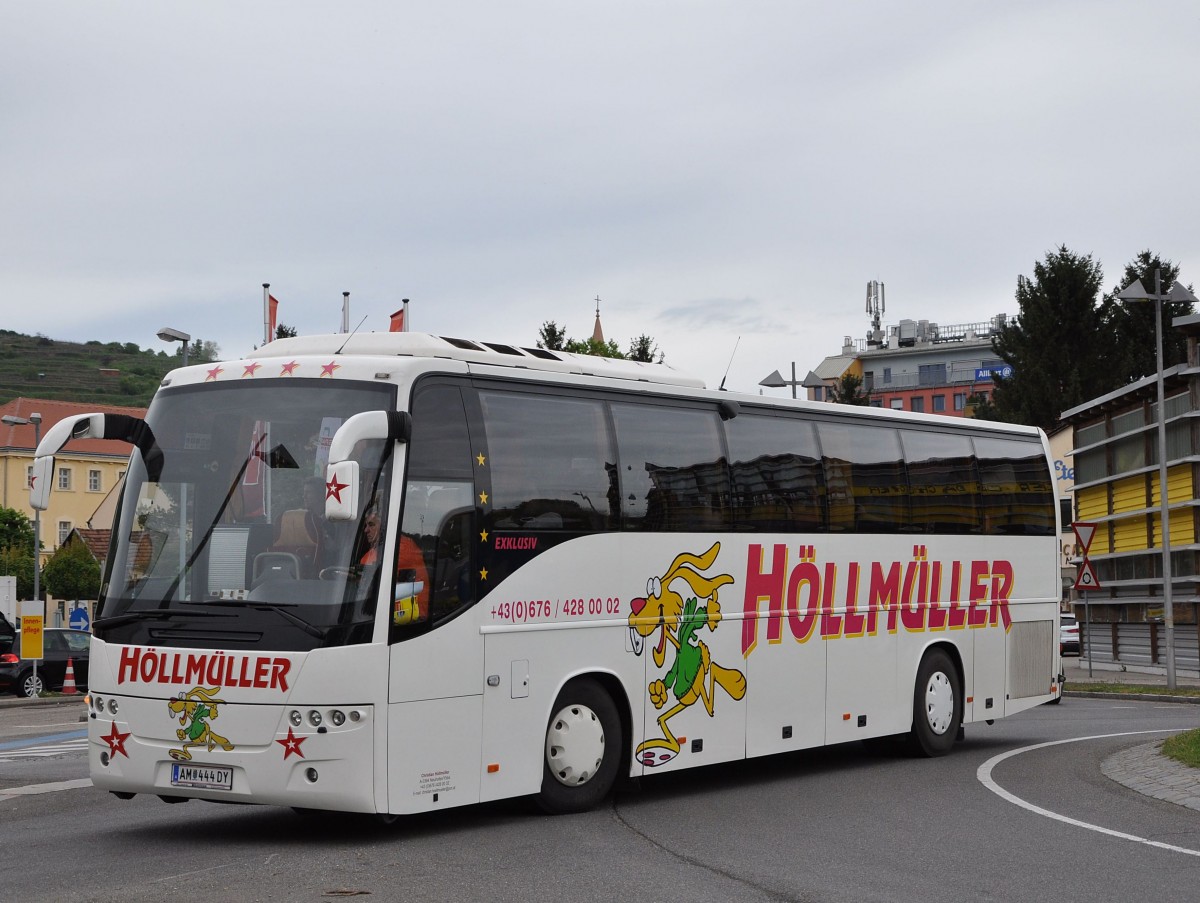 Volvo 9700 von Höllmüller Reisen aus Österreich am 5.5.2015 in Krems unterwegs.