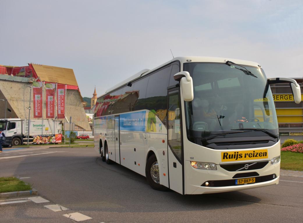 VOLVO 9700 von Ruijs Reisen aus den NL im Mai 2018 in Krems.